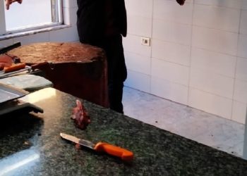 Pas denoncimit të klientëve, AKU i vë drynin 2 bizneseve në Kavajë. Bllokohet edhe 183 kg mish