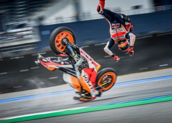 VIDEO/ Aksident i frikshëm i Mark Markez, piloti spanjoll fluturon në ajër