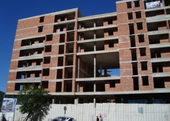 Ndërtuesit do japin 3% të pronës për strehim social, miratohet edhe dëmshpërblimi për familjet e prekura nga tërmeti