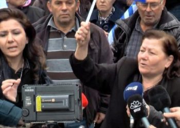 Thirrje anti-shqiptare para varrit të të birit, nisin hetimet për nënën e Kacifas