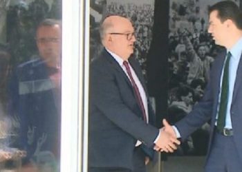 Situata politike dhe negociatat/ Ambasadori britanik takim me Bashën në selinë blu