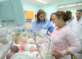 Pas 15 vitesh përpjekje lind trinjakë, Manastirliu i dorëzon çekun e bebes 38-vjeçares