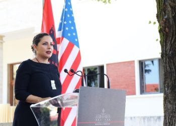 Nënë për herë të dytë, ministrja Olta Xhaçka sjell në jetë vajzën