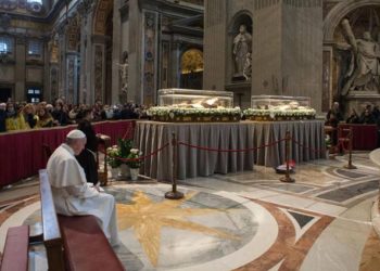 FOTO/ Frikë në Shën Pjetër, bie suvaja nga tavani gjatë meshës së Papës