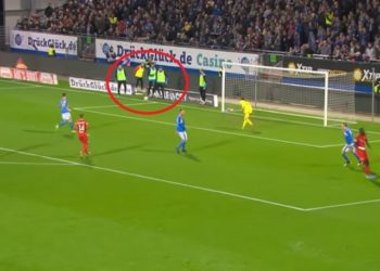 VIDEO/ Lojtari që ishte pas portës kap topin, arbitri akordon 11-metërsh, penalltia më e çuditshme