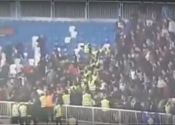 VIDEO/ Tensione të forta në stadium, tifozët e Malit të Zi sherr me ata të Kosovës