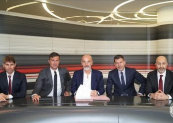 “9 trajnerë në 5 vitet e fundit”/ Pioli flet si trajner i Milanit: Më kontaktoi një nga klubet më prestigjioz në botë