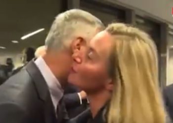 VIDEO/ Vuçiç xhelozon Thaçin dhe e ngacmon në serbisht: Federica ka dëshirë të puthet me ty!