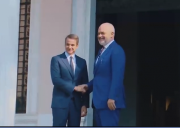 Shtrëngim duarsh në hyrje të Kryeministrisë, Rama ndan pamje nga takimi me Micotaqis