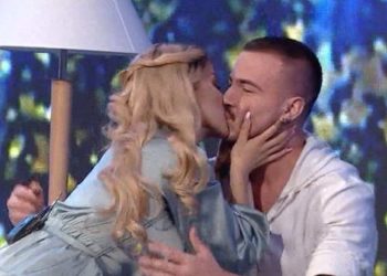 VIDEO/ Pas Feros, Roza Lati puth në emision live edhe Ronaldon, jo futbollistin po gazetarin