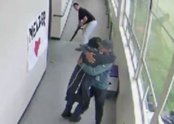 Mësuesi hero shmang masakrën në një gjimnaz në SHBA, dalin pamjet kur përqafon agresorin e armatosur