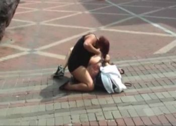 Motrat bëjnë për spital nusen e vëllait, njëra e rreh, tjetra i drejton armën