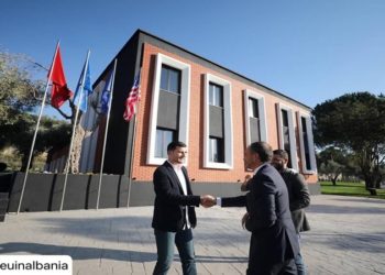“Vullnetarët, shembull për të rinjtë”, ambasadori Soreca viziton Qendrën e Solidaritetit “Fundjavë Ndryshe”