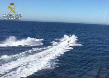 VIDEO/ Ndodh edhe kjo, trafikantët e drogës shpëtojnë agjentët që ranë në det gjatë ndjekjes, më pas u arrestuan