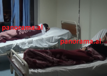 Policia shoqëron pronarët e “Fast Food” pas helmimit të 12 nxënësve në Postribë, AKU nis kontrollet