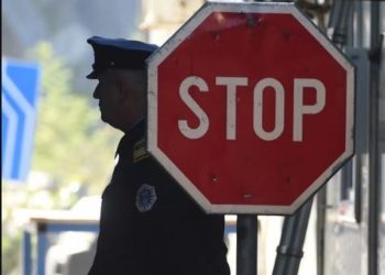 VIDEO/ Skuadra e Crvena Zvezdës nuk lejohet të hyjë në Kosovë, policia i detyron të kthehen andej nga erdhën