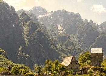 FOTO/ Bllokohen në Theth nga mjegulla e dendur, dy turistet izraelite gjenden nga një banor i zonës