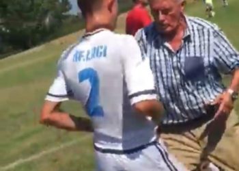 Humbën ndeshjen, trajneri i U-17 të Laçit rreh futbollistët: Palaço! Zagarë!