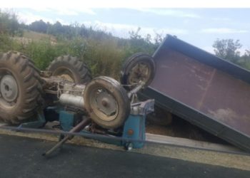 Drejtuesi i traktorit goditet nga rimorkio, vdes në spital