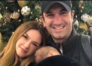 “E hëna më gjeti kështu”, Ajola Xoxa publikon foton e rrallë me djalin