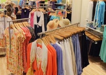 Bie importi i veshjeve nga Italia, shqiptarët po vishen me “Made in China” dhe “Turkey”