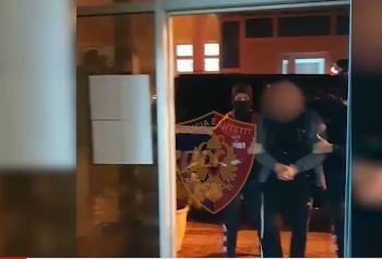 VIDEO/ Qarkullonte me armë zjarri nëpër qytet, policia arreston vlonjatin pas informacioneve të qytetarëve