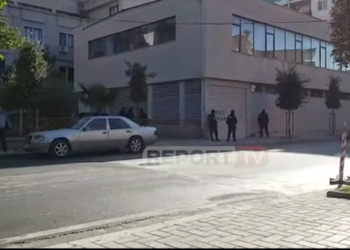 Nën masa të larta sigurie/ Gjykata lë në burg anëtart e bandës së “Llanajve”, Tesi Bashon dhe vëllain e tij Stilianon