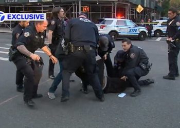 SHBA/Momenti shokues, vrasësi ikën nga makina e policisë, por kapet