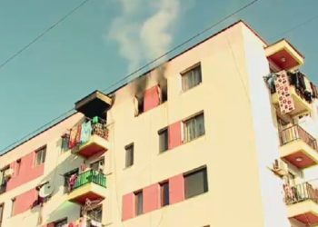 Zjarr në pallatin e banesave sociale në Shkozë, nuk ka të lënduar