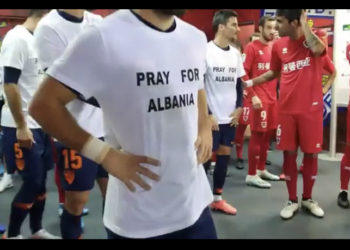 Malaga e fillon ndeshjen me bluzën “Pray for Albania”