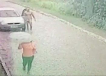 Video që po bën xhiron e rrjetit, burri lakuriq ndjek gruan në mes të rrugës dhe tenton ta përdhunojë