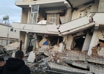 FOTO / Shtëpia ndahet në dysh, shpëton familja nga Durrësi