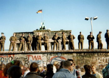 Fotot më pikante nga rrëzimi i Murit të Berlinit më 9 nëntor 1989