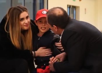 Alvini mbërrin në Itali, Kryqi i Kuq: Është në krahët e motrave dhe babait (VIDEO)