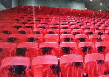 Një flamur për çdo stol, dhurata që i pret tifozët sonte në stadiumin e ri