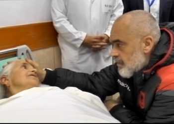 E moshuara i ankohet Ramës: Mos mbetem sakate. Rama: Të kanë marrë mësysh, do ngrihesh në këmbë