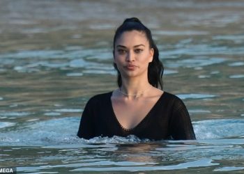 FOTOT/ Ja si duket modelja e famshme me bikini të zeza
