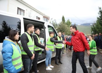 Kryebashkiaku shpërndan ndihma në Zall-Herr dhe premton: Shtëpitë e pabanueshme do të rindërtohen