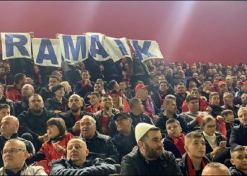 Zbulohen aktivistët e FRPD me pankartat “Rama ik” në stadium, njëri prej tyre në çdo protestë të opozitës