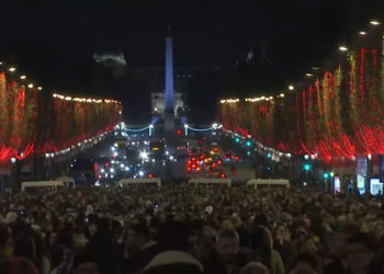 FOTO/ Nis festa edhe në Paris, ndizen dritat e kuqe të Krishtlindjeve në Champs-Elysee