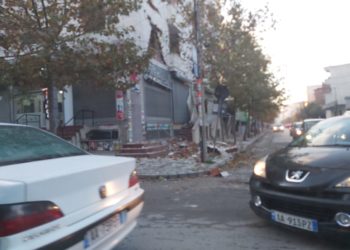 Dëmet në Tiranë, shembet pjesërisht pallati pranë Drejtorisë së Policisë