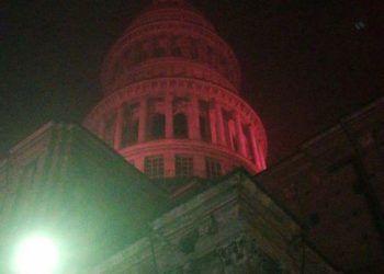 Solidaritet me situatën pas tërmetit në Shqipëri, kupola e kishës ‘San Gaudenzio’ në Itali ndriçohet me ngjyrat kuq e zi