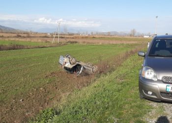 Përplasen dy makina në Lezhë-Shkodër, njëra përfundon e përmbysur në një arë (Foto)