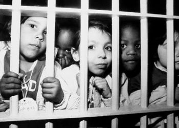 Raporti alarmues i OKB-së: 7 milionë fëmijë në botë nuk janë të lirë, shumë prej tyre janë në kampe