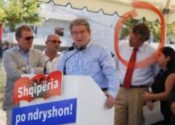 Kujtesë: Kur ambasadori Borchardt ndiqte Berishën në fushatë