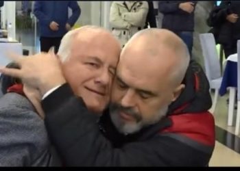 FOTOT/ Qau tek Rama si i pastrehë, kush është në të vërtetë milioneri nga Struga?