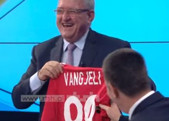 Surpriza në studio, Duka u dhuron analistëve fanella të personalizuara
