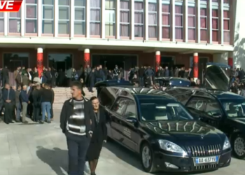 Durrësi i veshur me të zeza/ Funerali për 8 anëtarët e familjes Lala