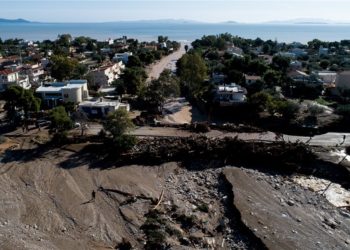 Uji merr përpara njerëzit dhe makinat në Greqi, pamjet tregojnë gjendjen katastrofike (FOTO + VIDEO)