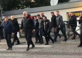 Pas ceremonisë mortore në Thumanë, Rama inspekton dëmet e shkaktuara nga tërmeti në Lezhë